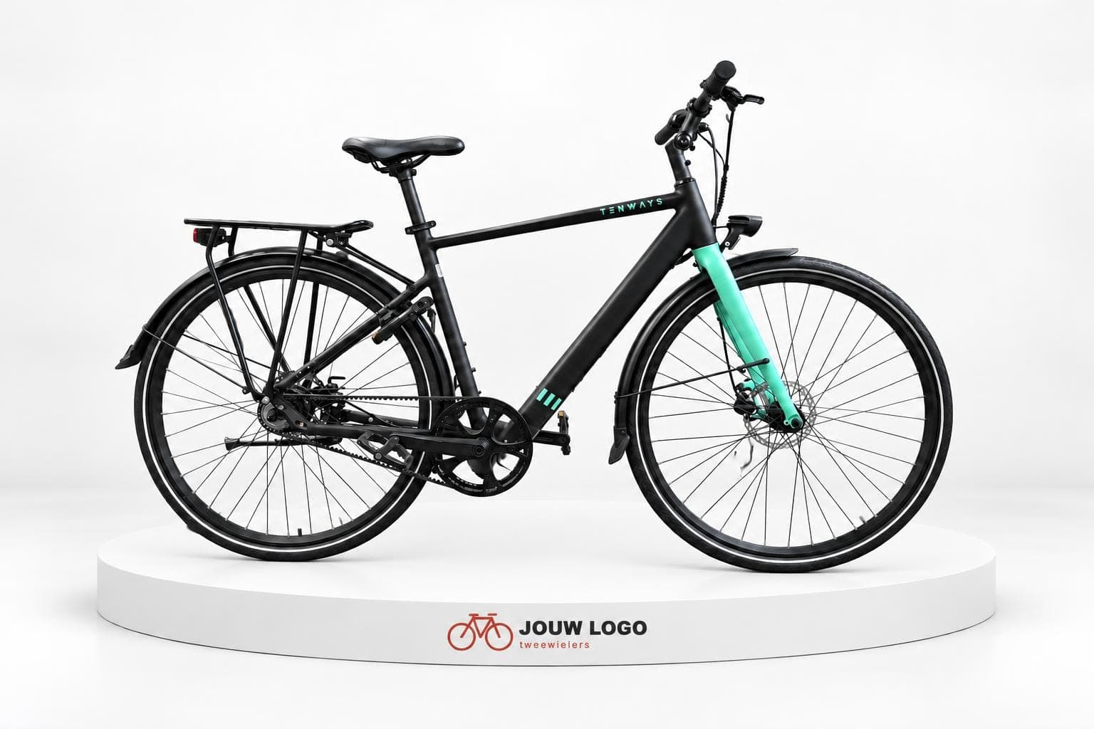 E-bike met riemaandrijving op een wit podium met logo, na FietsFoto