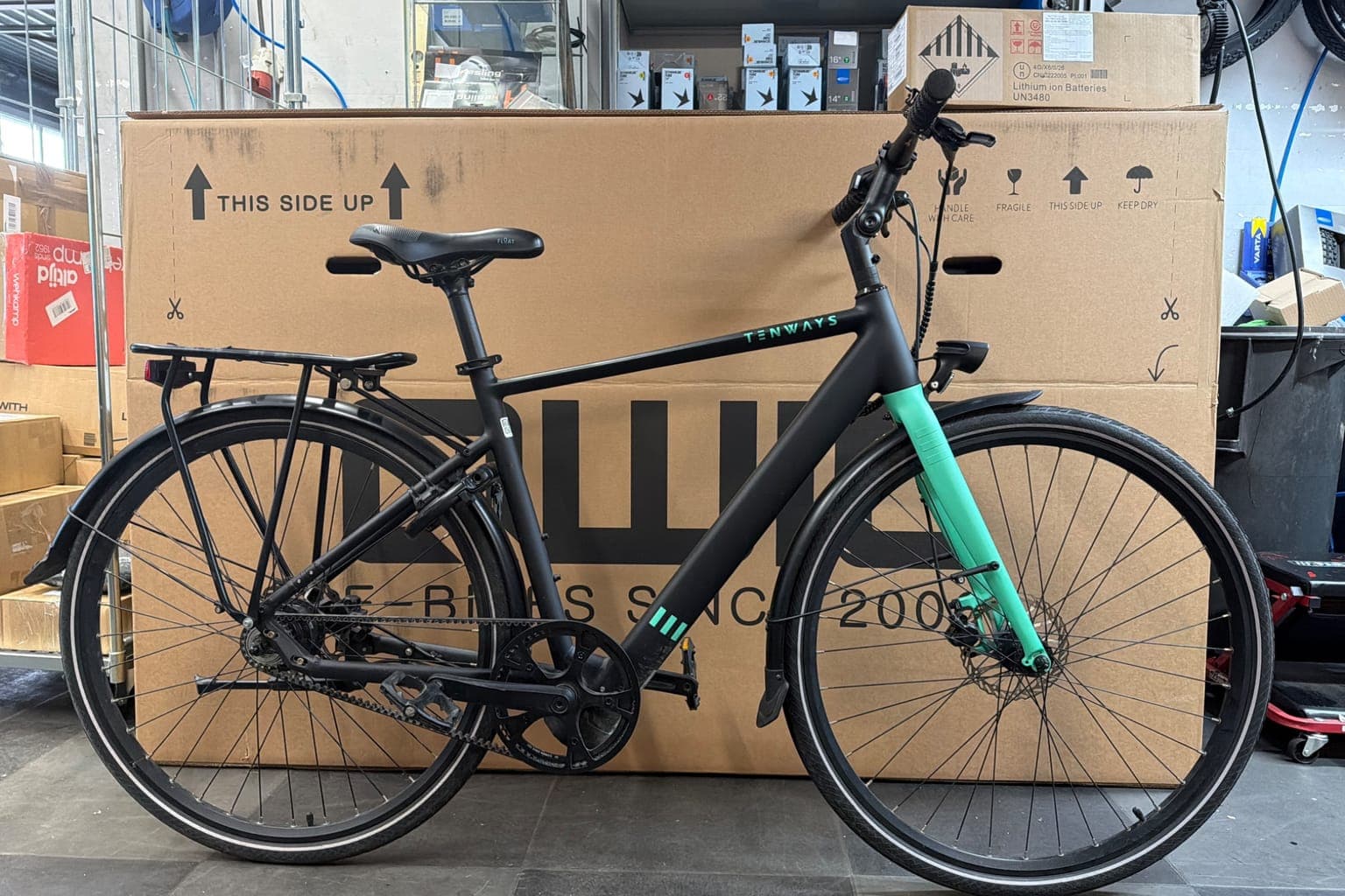 E-bike in de werkplaats tussen dozen