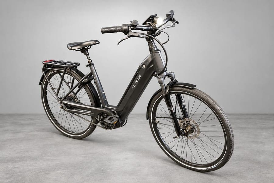 E-bike zijaanzicht in lichtgrijze studio