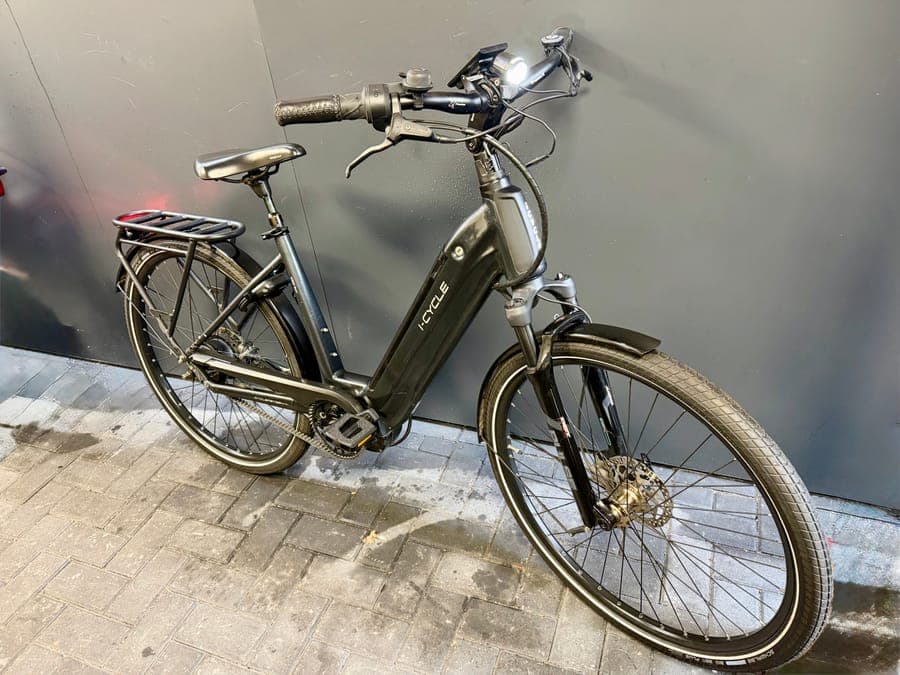 Dezelfde e-bike tegen een gevel
