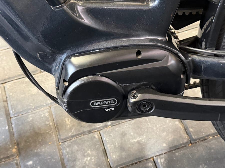 Dezelfde motor boven straatklinkers
