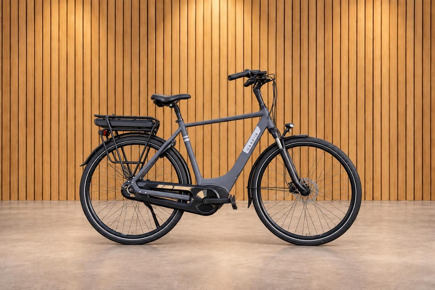 E-bike in studio Houten wand