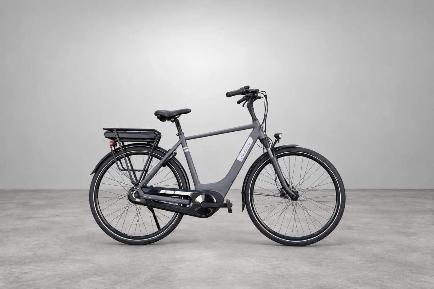 E-bike in studio Lichtgrijs