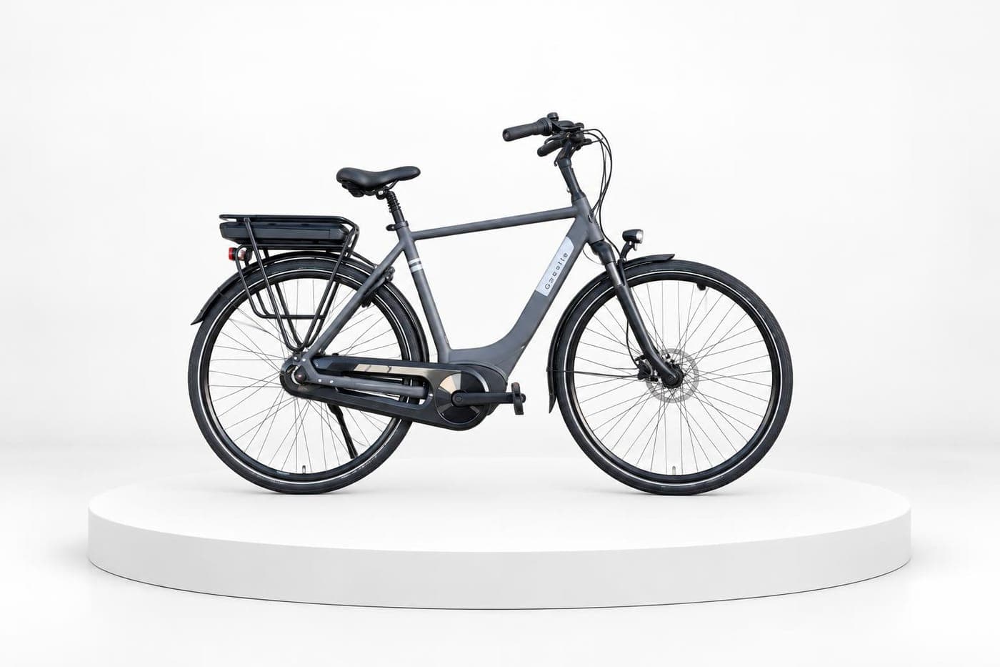 E-bike in studio Wit podium