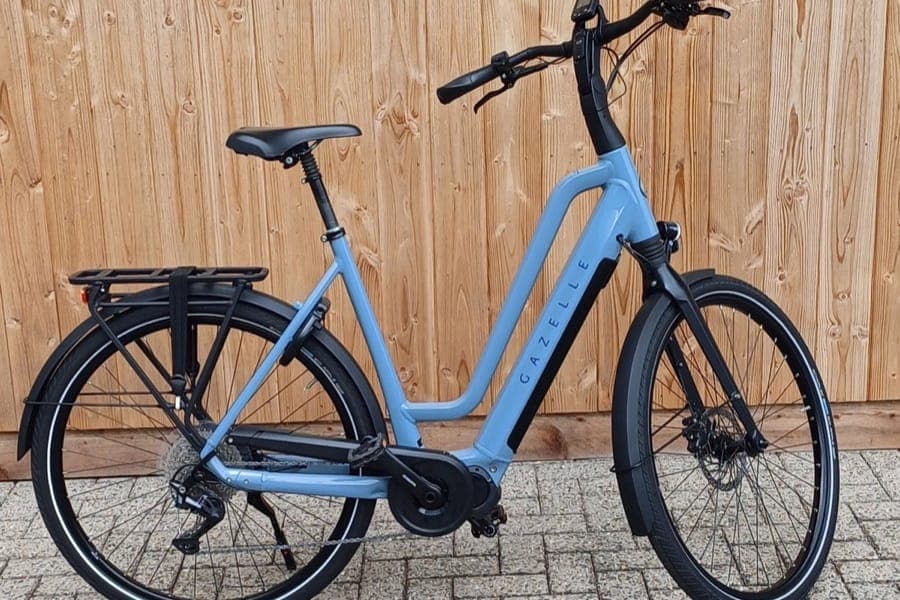 E-bike tegen een houten schutting